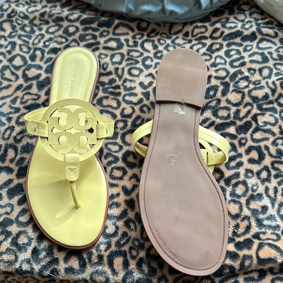 Size 10 yellow Tory Burch. Never worn - Picture 2 of 2